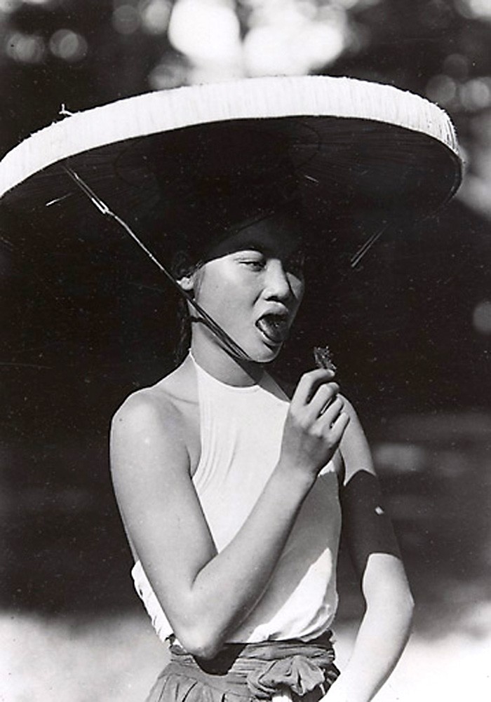Cô gái Bắc Kỳ ăn trầu cho đỏ môi. Ảnh chụp những năm 1921 - 1935.